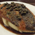 ビーボ デイリースタンド - 「黒鯛のポワレ ケッパーのソース」：皮目をパリッと！
      身はふっくらとポワレした黒鯛。
      
      皮目の香ばしさが
      得も言われぬご馳走！
      