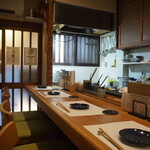 梅田お初天神 鮨処 辰 - 店内（カウンター席）