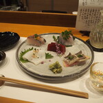 梅田お初天神 鮨処 辰 - お造り盛り合わせ ＆ 冷酒（陸奥八仙 特別純米）