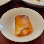 中華飯店 一番 - 海鮮春巻き・ホタテをかじると海老が～♪