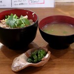 Kyoubashi Robatayaro Ba - 太刀魚の炊き込みご飯、なめこの味噌汁、香物