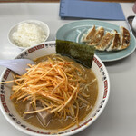 うまみそラーメン - ねぎ味噌ラーメンと無料サービスの餃子と小ライス