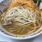 うまみそラーメン - ネギの下にはたっぷりのもやし