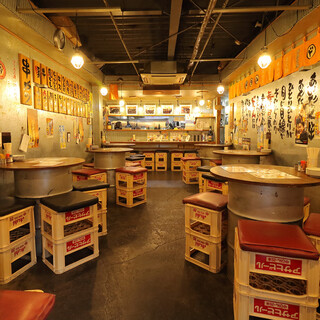 ドラム缶テーブルが雰囲気抜群♪昭和レトロな店内