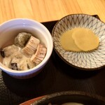 すてーきろぐはうす DON - 小鉢と沢庵
茹でナスとちくわが
マヨネーズで和えられている。