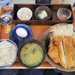 とり安食堂 - チキンカツ御膳。チキンカツ、小鉢（明太子、冷奴、ごぼうサラダ）、生卵、ご飯、お味噌汁です。