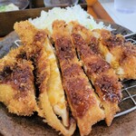 とり安食堂 - チキンカツ。でかい!!!