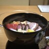 Kaizantei Nikukappou Kagari Bi - ◆海鮮丼・・鮪・帆立・烏賊以外は炙ってあります。炙ることで甘みが増し美味しい。 酢飯ではなくご飯、つやがあり量もタップリでした。