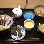 Kaizantei Nikukappou Kagari Bi - ＊海鮮丼も彩りよく盛られ美味しそうですけれど、小鉢やお漬物に至るまで盛り付けがキレイ。 これは食欲をそそりますね。^^