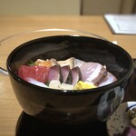 海山邸 肉割烹 燎 - ◆海鮮丼・・鮪・帆立・烏賊以外は炙ってあります。炙ることで甘みが増し美味しい。 酢飯ではなくご飯、つやがあり量もタップリでした。