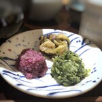 Kaizantei Nikukappou Kagari Bi - ◆お漬物の盛り付けも手抜きなく。定食で3種類盛りは珍しく、刻んであるので食べやすい。