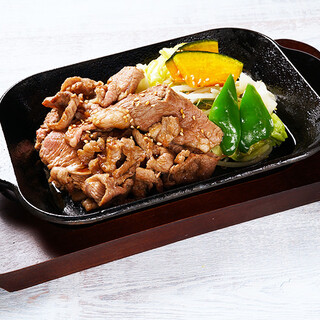 Lunch is rich in variety♪ Genghis Khan (Mutton grilled on a hot plate) and Steak are also great for lunchtime drinks ◎