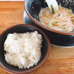 麺屋　たか - 無料サービスの小盛りご飯！意外と量がありました。