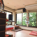 麺屋　たか - 座敷や反対側にはテーブル席もあります。