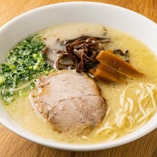 【秘伝の豚骨スープ】鶏ガラが効いたあっさり＆コクのある味わい