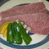 久利山 - 料理写真:特上ロース　　大きいお肉をハサミでチョキチョキして、食べてください。
