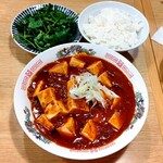 太陽ホエール - 麻婆麺(ライス付)+1辛追加+パクチー