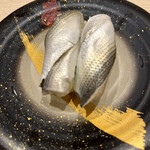 寿司 鷹 - 料理写真:小肌４１８円。天草の小肌は、新子より気持ち大きめのサイズですが、食感はふわふわ、味わいも爽やかで、とても美味しくいただきました（╹◡╹）