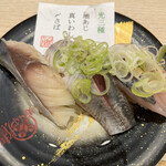 寿司 鷹 - 光三種４１８円。シメサバ  、いわし、アジ。どのタネもとても美味しかったです（╹◡╹）