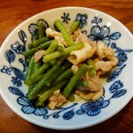 菊乃家本店 - お通しはニンニクの茎と豚肉の炒めもの