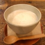 藝育カフェ サンカク - 大和焙じ茶のチャイ(ホット)550円✨やさしい泡で口当たりの和風チャイは、ほんのりシナモンが香って気分が落ち着きます✨