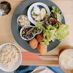 食堂 キッチナ - 日替わり定食(玉子焼き、たけのこ、サラダ、ヒジキ、じゃがいもコロッケが乗っています)