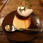 藝育カフェ サンカク - なつかし濃厚プリン400円✨カラメルごと蒸し焼きにされたプリンは、トップはカラメル染み染み♡ボトムは焼きプリンの皮ができていて美味！！生クリームもミルキー。