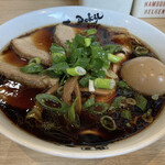 麺屋 丈六 - 漆黒のスープながらあっさり