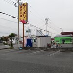 湘南あっさり豚骨ラーメン 寅そば - 駐車場