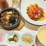 吾照里 - 韓流Cセット ¥1,390。右下は麺用のスープ。写っていませんがミニドリンクも付きます。