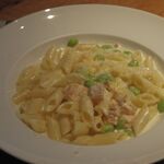 アブラッチョ - ペンネ 鮭とポテト、枝豆のクリームソース