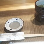 寿し芳 - お箸、お茶、小皿、おしぼり。