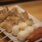 Torikushi Ippa - 粗挽きソーセージ、半熟うずら、豚バラ、せせり、モモ