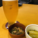 Uo tora sushi - 生ビールとお通し2品　アサリの甘辛煮　ネギとツナの煮物