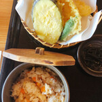 手打ちそば 草戸庵 - 天ぷら盛り、炊き込みご飯