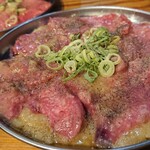 カウンター焼肉かるび - にんにく牛タン