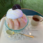 スワローズ81 - 桃のかき氷に練乳トッピングで1000円。