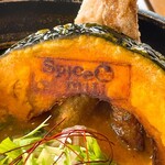 Spice&mill - 【2022年08月】じっちゃんの百年味噌カレー1,280円、にんニラ50円、辛さ６（辛口＋）、ごはんＭ、カボチャに店名の「焼き印」が入っております。