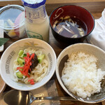 リッチモンドホテル - じゃじゃ麺、ご飯、ひっつみ汁、牛乳、フルーツ