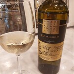 ピッツェリア ブラチェリア チェザリ - この白ワインはあっさりした料理と相性がいい。