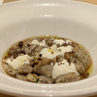 マンサルヴァ - 茸のニョケッティ なめこ・ツブ貝
                茸出汁が染みモチモチとしたニョケッティにツブ貝のコリコリとした食感が楽しい一皿、この味わいは初めての出会い！
                色々な旨味が上手くバランスが取れとても良い味わいです♪