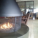 レストランKEI - ロビーには暖炉もあります