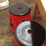 肉よも亭 - 余り見掛けない、変わったイス。プラスチック製。