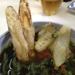 肉よも亭 - トッピングのごぼうとタマネギの天ぷら。別皿に出された物を乗っけています。