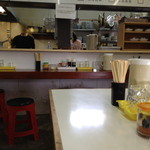 奥の厨房とカウンター。