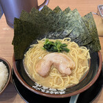 横浜家系ラーメン 丸岡商店 - 醤油ラーメン　麺硬め、脂少なめ、濃さ普通で
