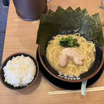 yokohamaiekeira-memmaruokashouten - 家系醤油ラーメン(750円)+海苔増し(130円)