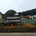 VEGEBOY KITCHEN - この看板と後ろのキャベツ畑の奥に店はあります。