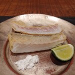 傳 - (2022/8 訪問)甘鯛の揚げ物。ほんのりレアな凝縮した旨味が美味しい揚げ物。