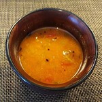 カレーライス&ばる しえすた - 最初に酸っぱくて辛い「ラッサム」が出ます。